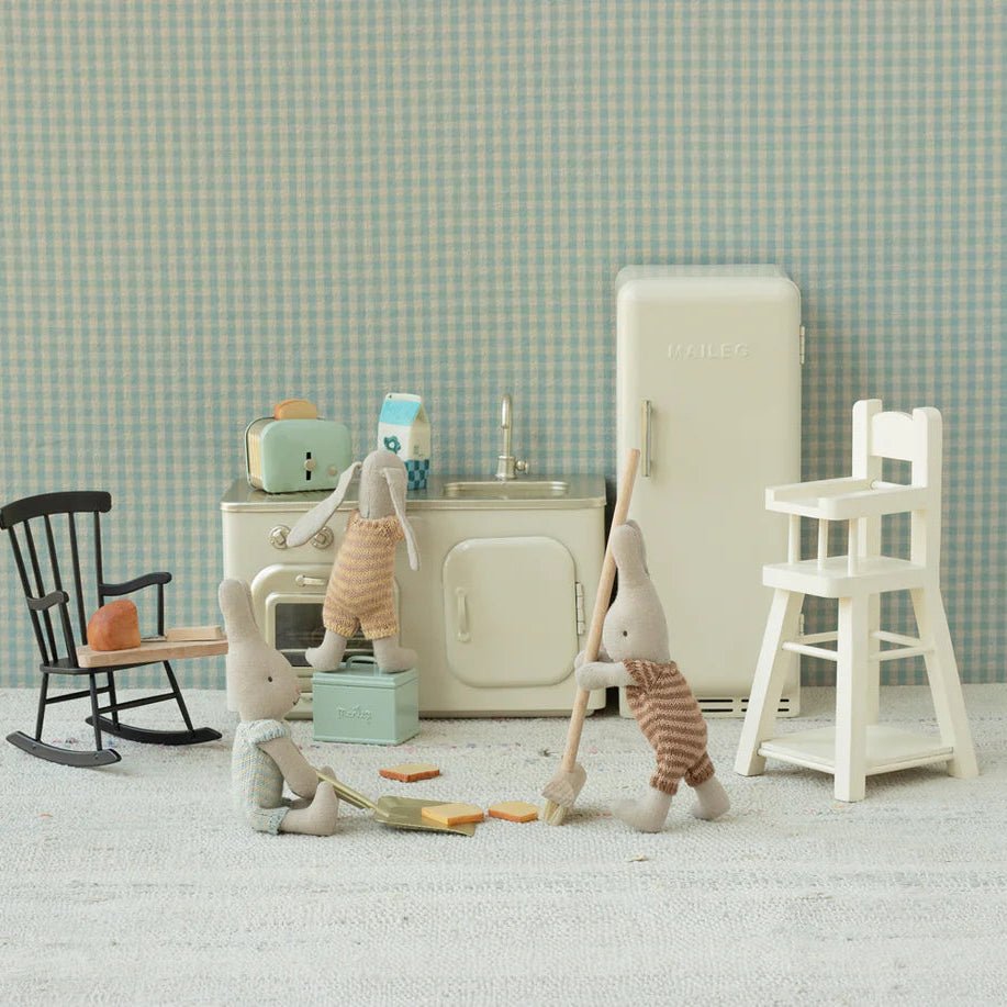Miniature Kitchen - Annie & Flora